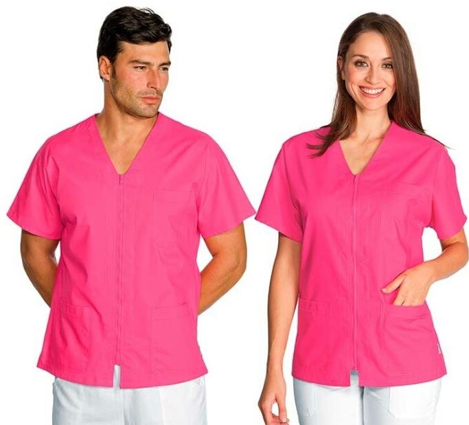 hombre y mujer con camiseta rosa y pantalón blanco